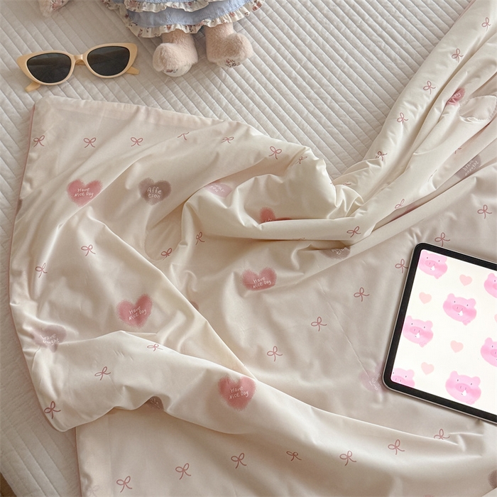 91家纺网 家纺一手货源 找家纺 吾欢心 2026新款仿锦安高克重凉感丝（含氨纶）夏凉被冰激凌空调被凉感小冰皮夏被 爱心蝴蝶结