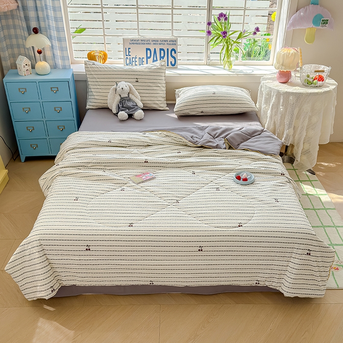 91家纺网 家纺一手货源 找家纺 美派 2026新款古法水洗云朵棉云感纱夏被夏凉被空调被 灰条樱桃