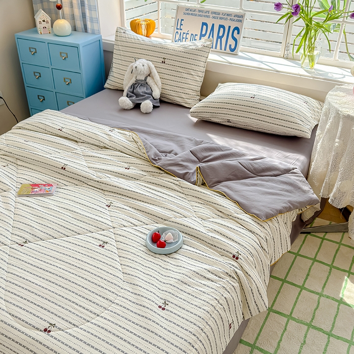 91家纺网 家纺一手货源 找家纺 美派 2026新款古法水洗云朵棉云感纱夏被夏凉被空调被 灰条樱桃