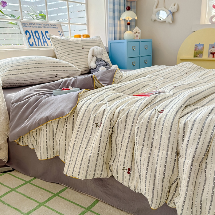 91家纺网 家纺一手货源 找家纺 美派 2026新款古法水洗云朵棉云感纱夏被夏凉被空调被 灰条樱桃