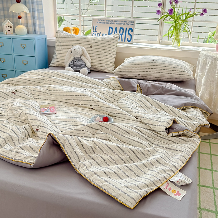 91家纺网 家纺一手货源 找家纺 美派 2026新款古法水洗云朵棉云感纱夏被夏凉被空调被 灰条樱桃