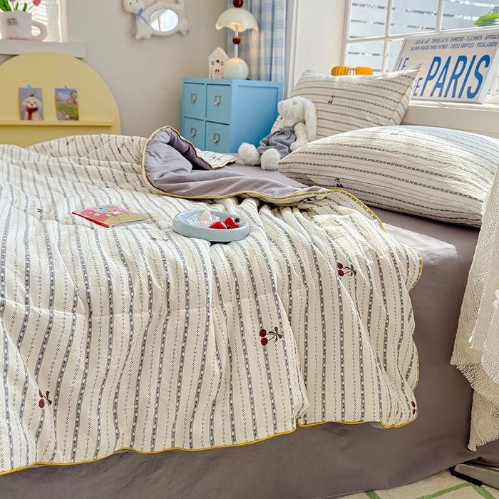 91家纺网 家纺一手货源 找家纺 美派 2026新款古法水洗云朵棉云感纱夏被夏凉被空调被 灰条樱桃