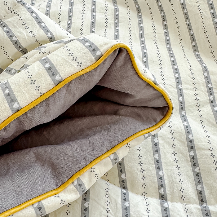 91家纺网 家纺一手货源 找家纺 美派 2026新款古法水洗云朵棉云感纱夏被夏凉被空调被 灰条樱桃