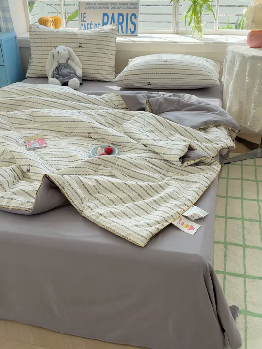 91家纺网 家纺一手货源 找家纺 美派 2026新款古法水洗云朵棉云感纱夏被夏凉被空调被 灰条樱桃