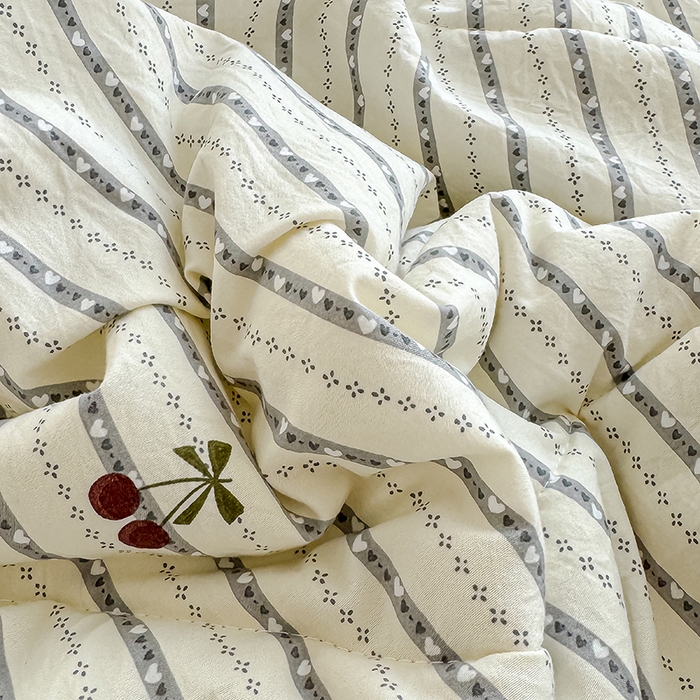 91家纺网 家纺一手货源 找家纺 美派 2026新款古法水洗云朵棉云感纱夏被夏凉被空调被 灰条樱桃