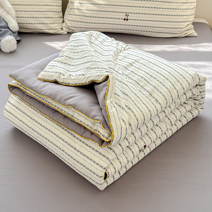 91家纺网 家纺一手货源 找家纺 美派 2026新款古法水洗云朵棉云感纱夏被夏凉被空调被 灰条樱桃