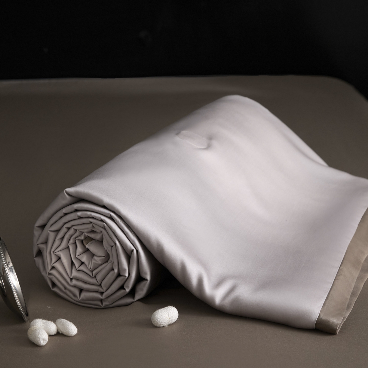 91家纺网 家纺一手货源 找家纺 纪梵茜 2026新品蚕丝被兰精天丝夏被四件套100%蚕丝夏凉被子夏季空调被 灰色