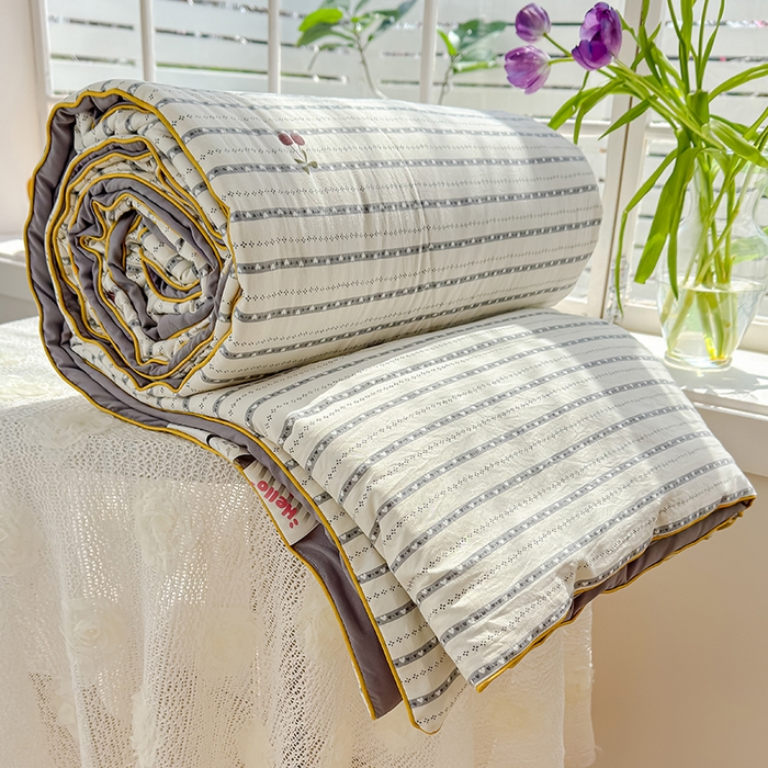 91家纺网 家纺一手货源 找家纺 美派 2026新款古法水洗云朵棉云感纱夏被夏凉被空调被 灰条樱桃