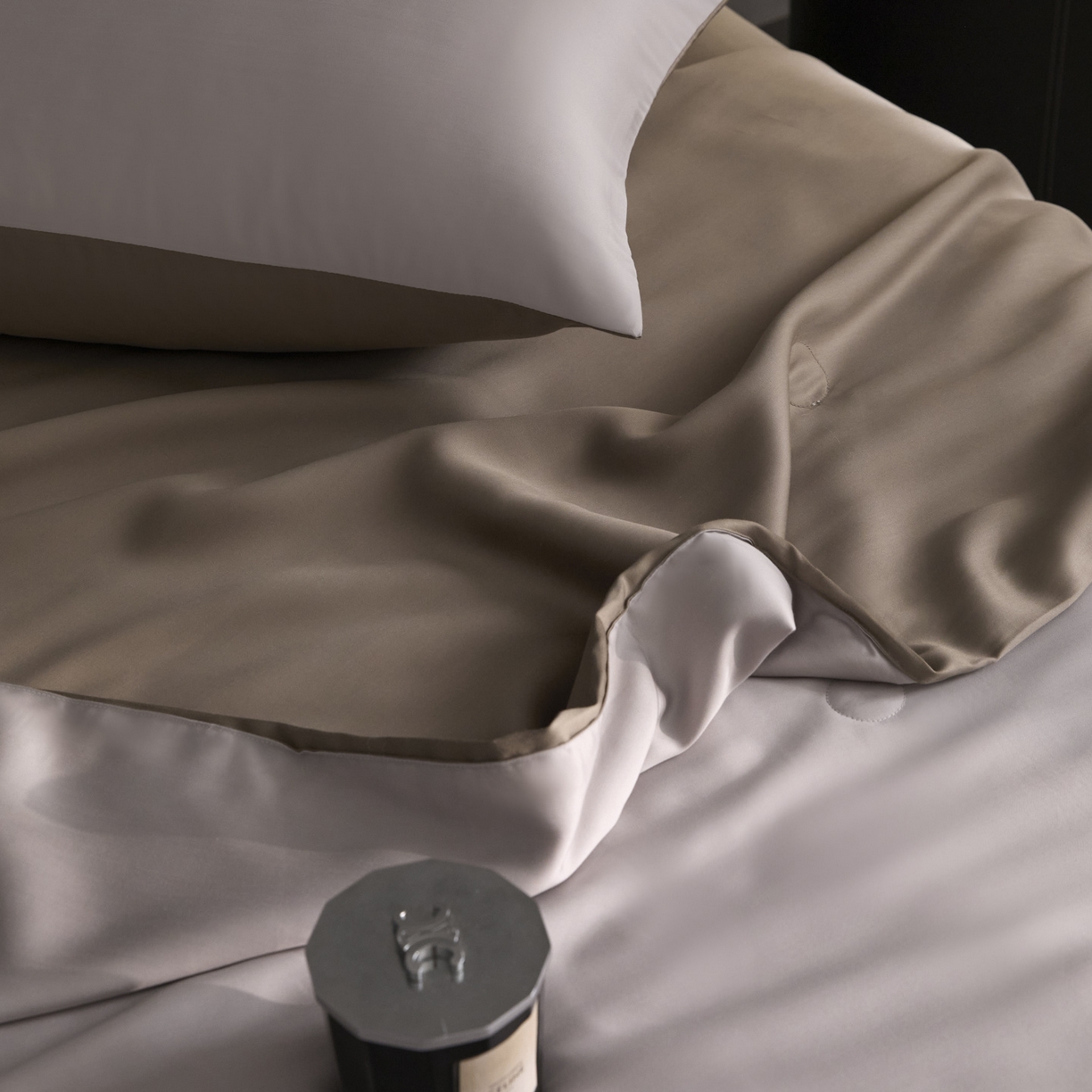 91家纺网 家纺一手货源 找家纺 纪梵茜 2026新品蚕丝被兰精天丝夏被四件套100%蚕丝夏凉被子夏季空调被 灰色