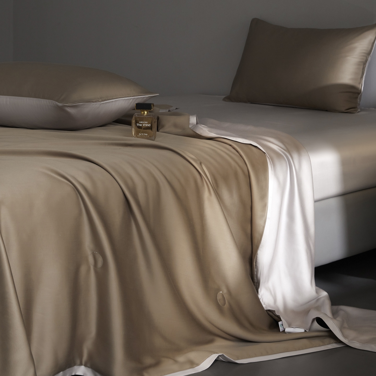 91家纺网 家纺一手货源 找家纺 纪梵茜 2026新品蚕丝被兰精天丝夏被四件套100%蚕丝夏凉被子夏季空调被 咖色