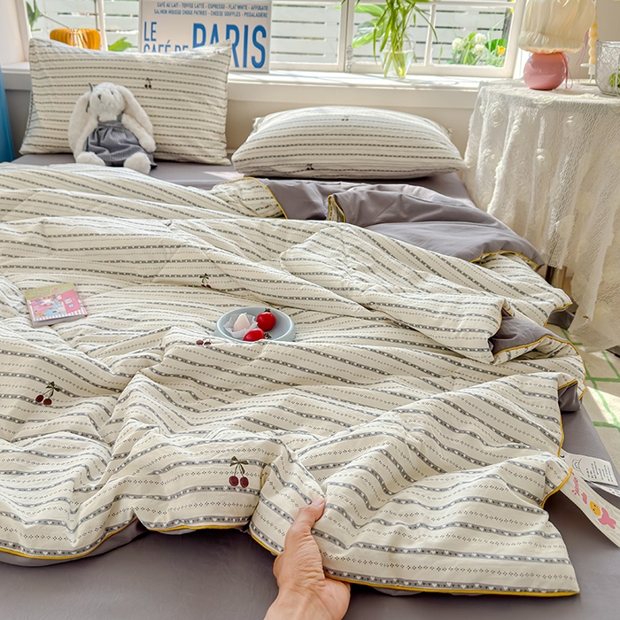 91家纺网 家纺一手货源 找家纺 美派 2026新款古法水洗云朵棉云感纱夏被夏凉被空调被 灰条樱桃