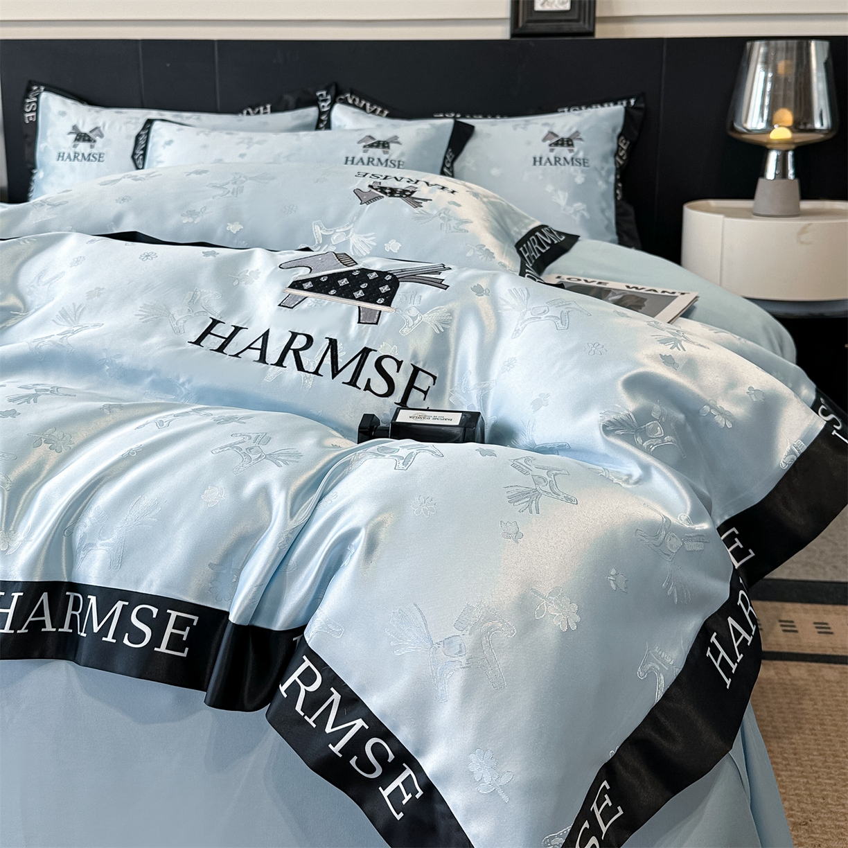 91家纺网 家纺一手货源 找家纺 笙意家纺 2026新款水洗冰丝刺绣宽边四件套-马力全开 马力全开-天空蓝