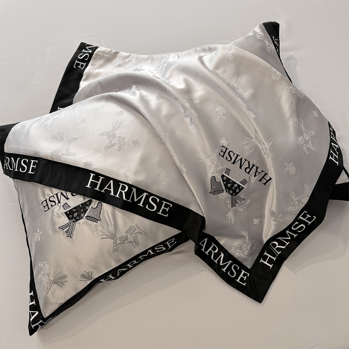 91家纺网 家纺一手货源 找家纺 笙意家纺 2026新款水洗冰丝刺绣宽边四件套-马力全开 马力全开-山灰