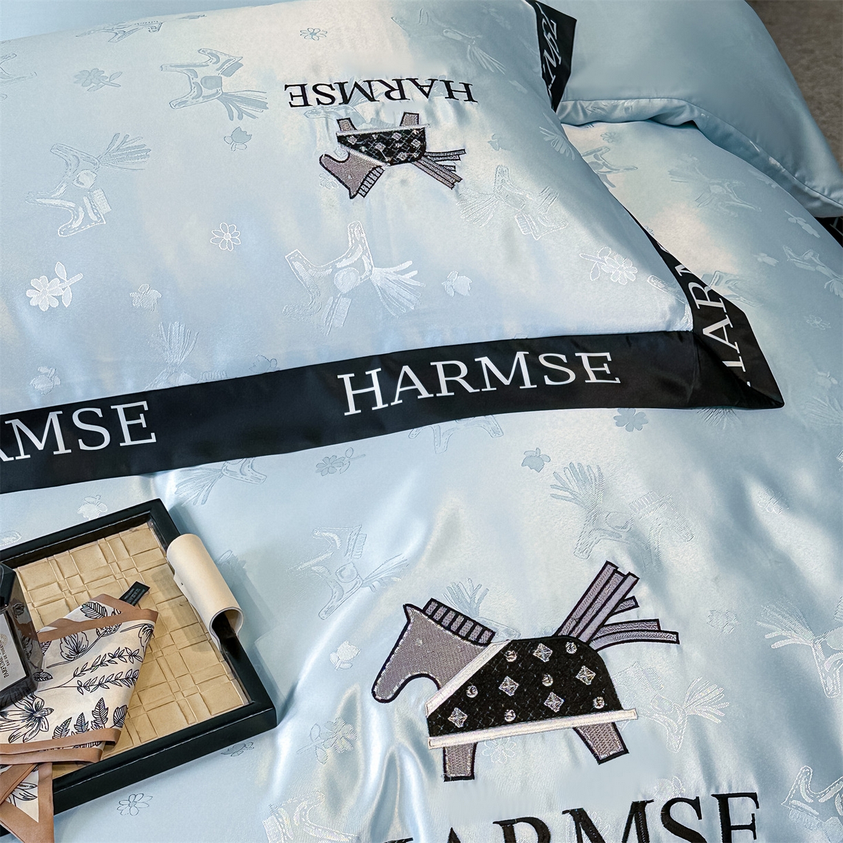 91家纺网 家纺一手货源 找家纺 笙意家纺 2026新款水洗冰丝刺绣宽边四件套-马力全开 马力全开-天空蓝