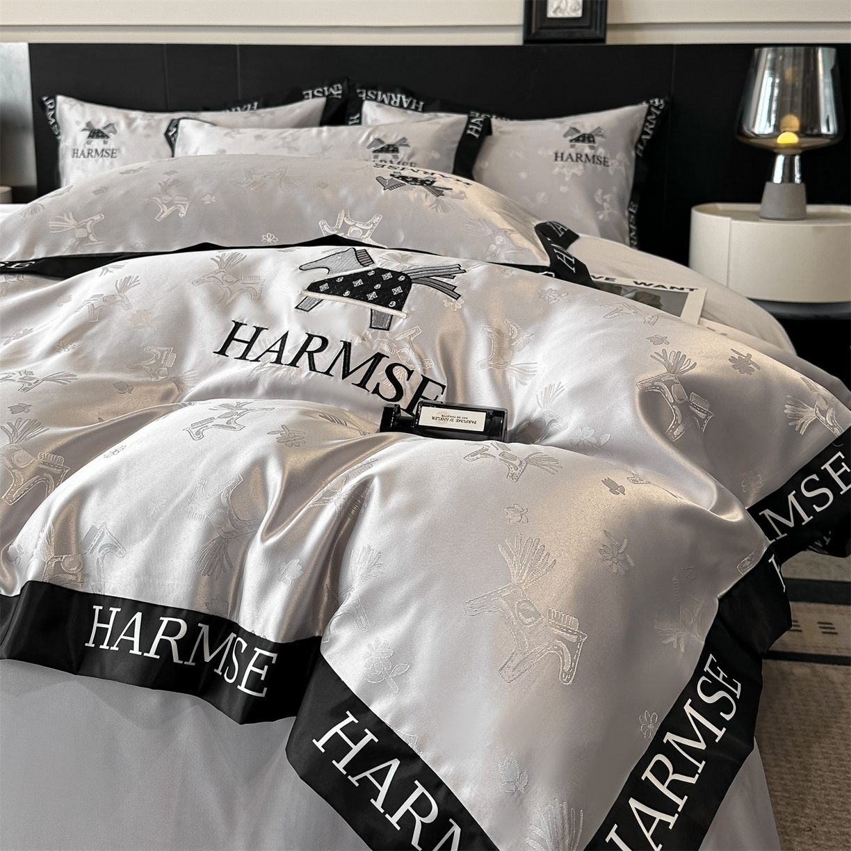 91家纺网 家纺一手货源 找家纺 笙意家纺 2026新款水洗冰丝刺绣宽边四件套-马力全开 马力全开-山灰