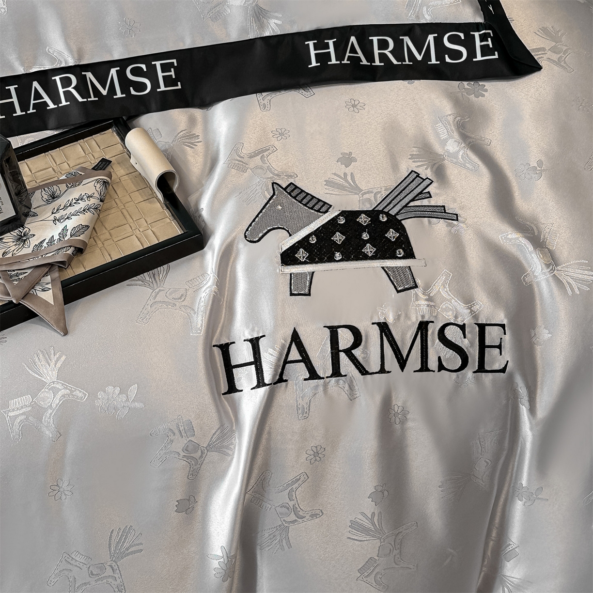 91家纺网 家纺一手货源 找家纺 笙意家纺 2026新款水洗冰丝刺绣宽边四件套-马力全开 马力全开-山灰