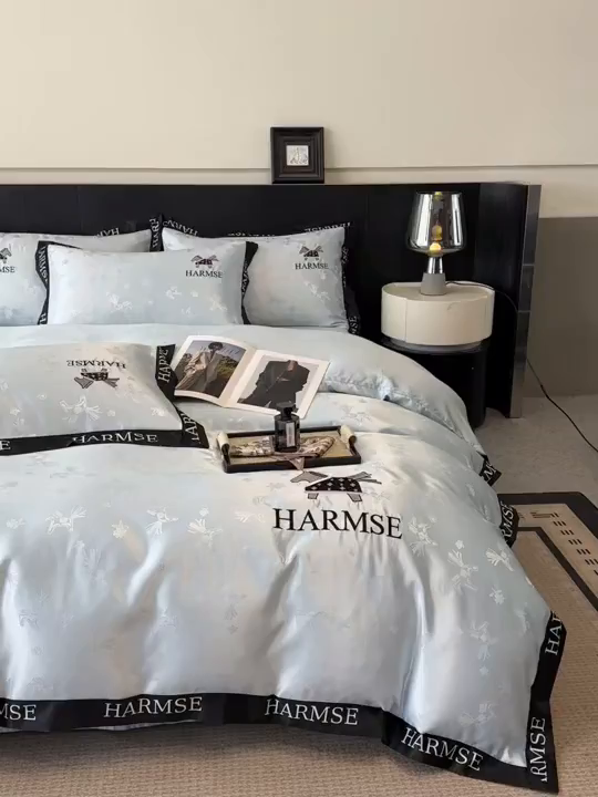 91家纺网 家纺一手货源 找家纺 笙意家纺 2026新款水洗冰丝刺绣宽边四件套-马力全开 马力全开-天空蓝