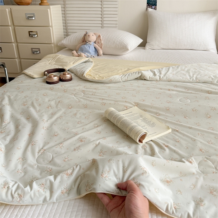 91家纺网 家纺一手货源 找家纺 吾欢心 2026新款仿锦安高克重凉感丝（含氨纶）夏凉被冰激凌空调被凉感小冰皮夏被 薄荷花絮