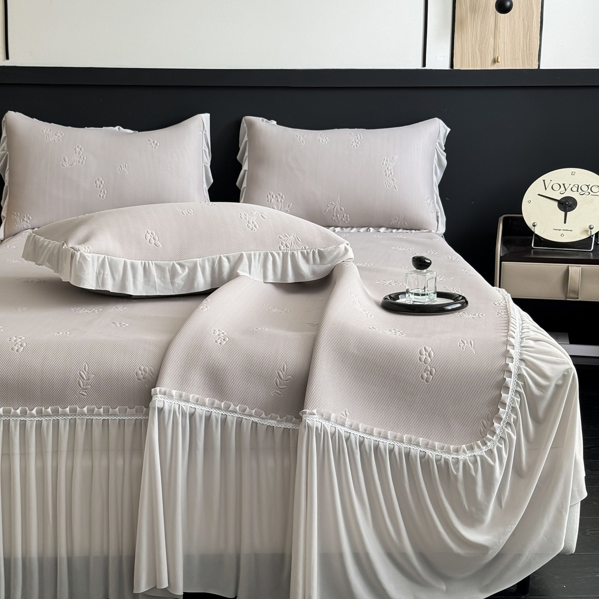 91家纺网 家纺一手货源 找家纺 （总）宅家居 2026春夏新款PE高分子复合软凉席豆豆席大床裙三件套-小花系列