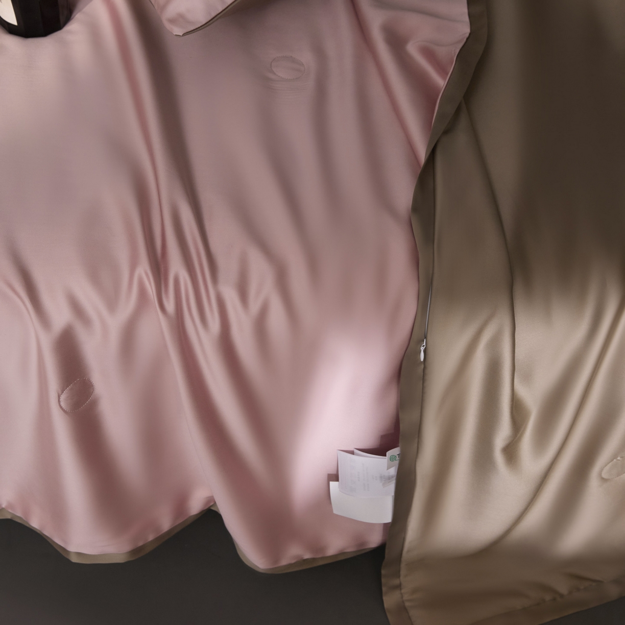 91家纺网 家纺一手货源 找家纺 A+爱家（纪梵茜） 2026新品蚕丝被兰精天丝夏被四件套100%蚕丝夏凉被子夏季空调被 豆沙粉