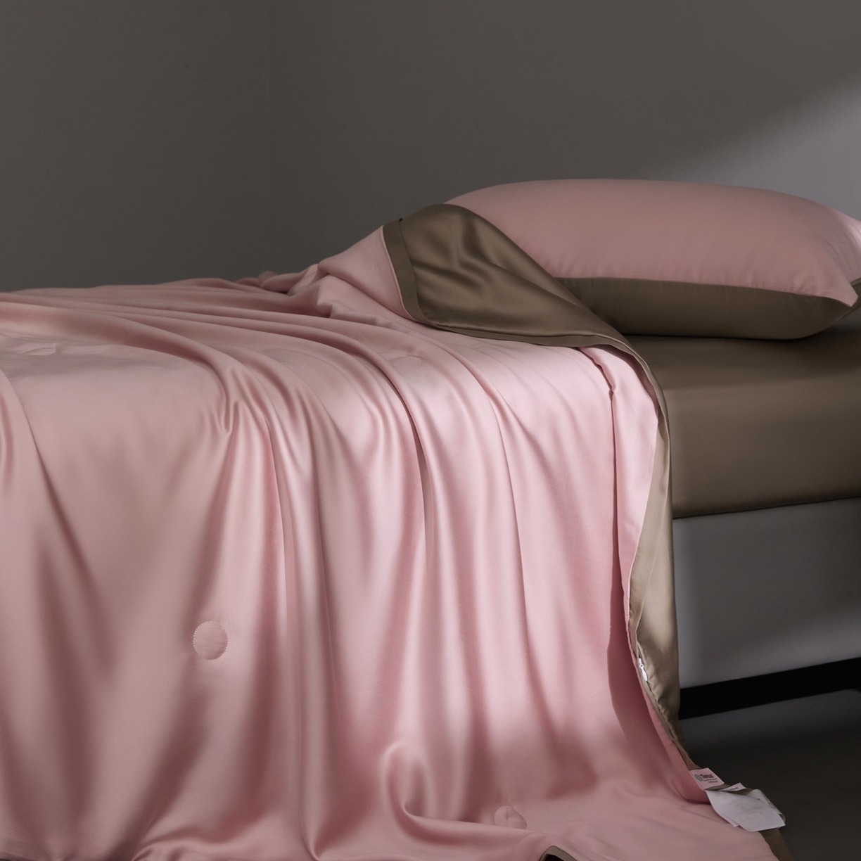 91家纺网 家纺一手货源 找家纺 A+爱家（纪梵茜） 2026新品蚕丝被兰精天丝夏被四件套100%蚕丝夏凉被子夏季空调被 豆沙粉