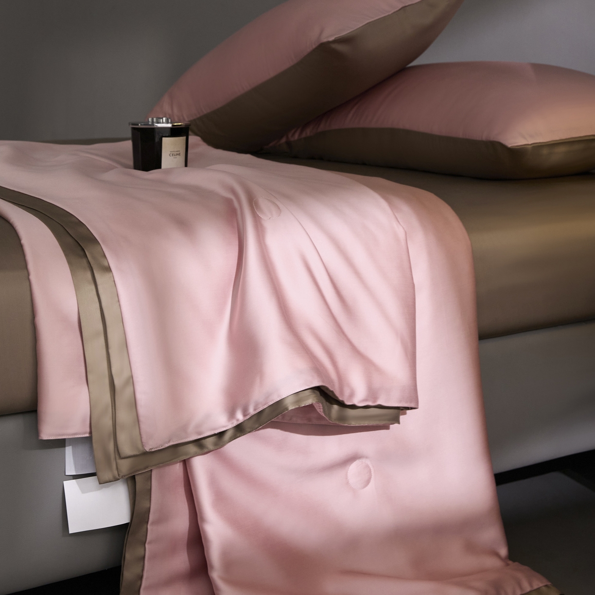 91家纺网 家纺一手货源 找家纺 A+爱家（纪梵茜） 2026新品蚕丝被兰精天丝夏被四件套100%蚕丝夏凉被子夏季空调被 豆沙粉