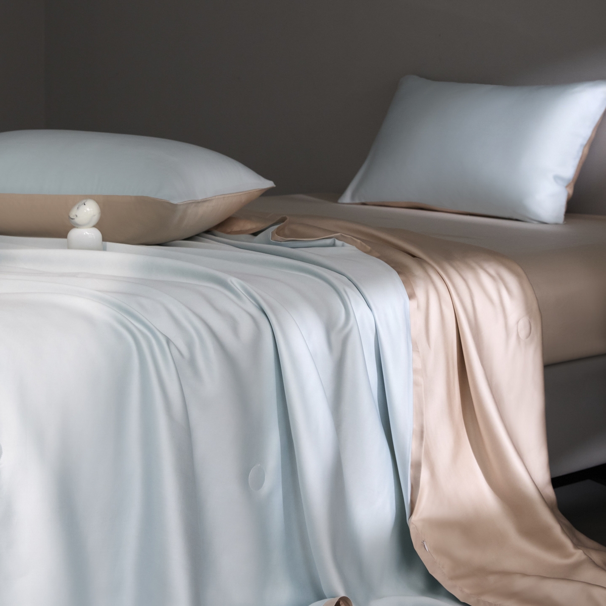 91家纺网 家纺一手货源 找家纺 A+爱家（纪梵茜） 2026新品蚕丝被兰精天丝夏被四件套100%蚕丝夏凉被子夏季空调被 浅蓝