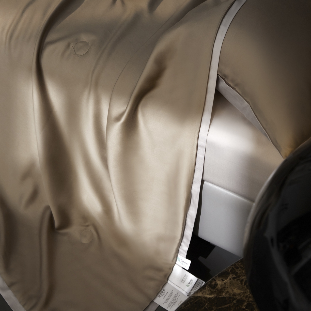 91家纺网 家纺一手货源 找家纺 A+爱家（纪梵茜） 2026新品蚕丝被兰精天丝夏被四件套100%蚕丝夏凉被子夏季空调被 咖色