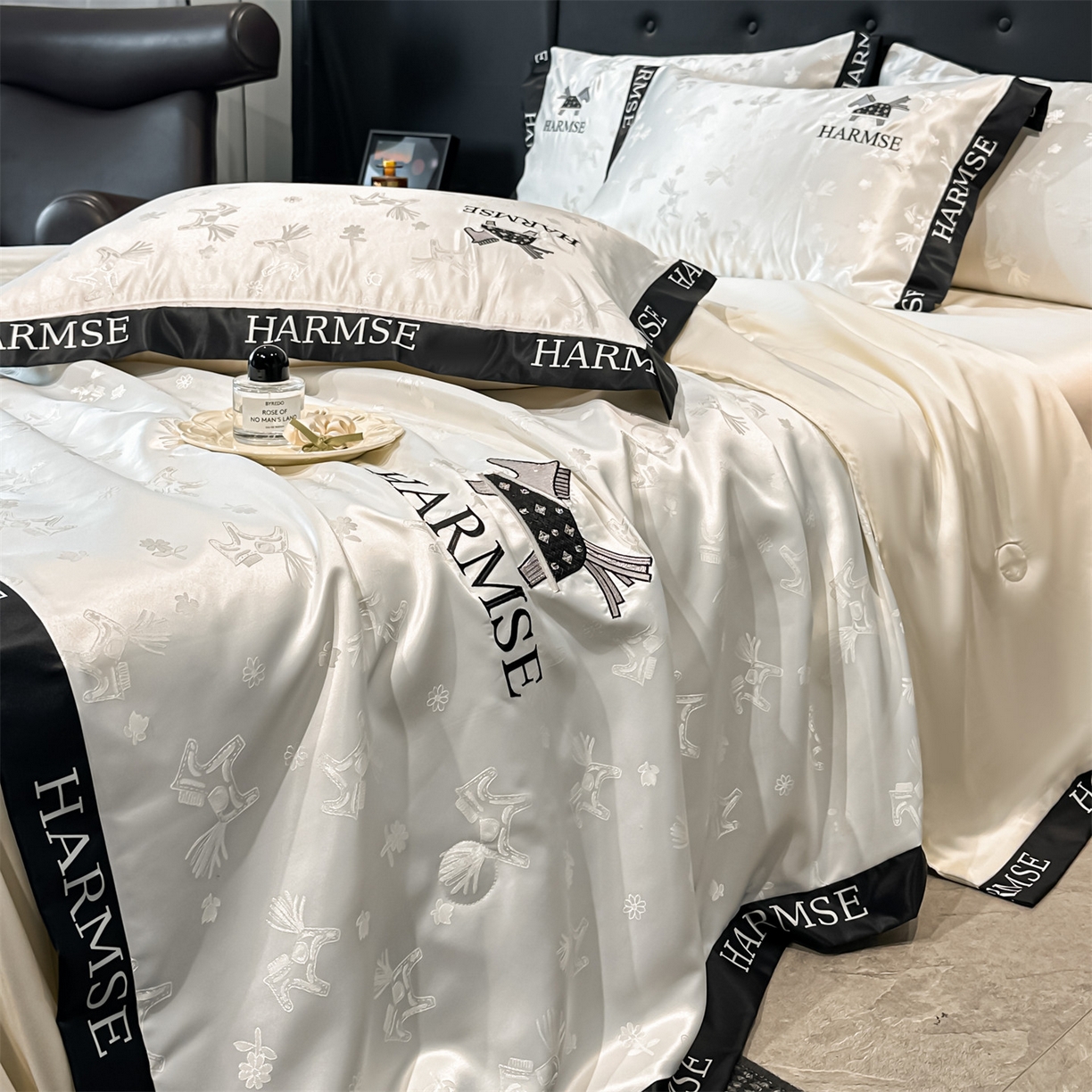 91家纺网 家纺一手货源 找家纺 笙意家纺 2026新款水洗冰丝刺绣宽边夏被-幸福加马系列 幸福加马 -奶昔白