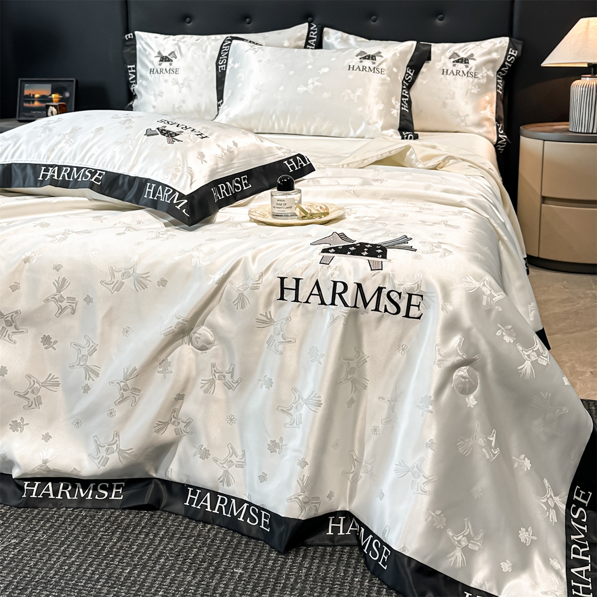 91家纺网 家纺一手货源 找家纺 笙意家纺 2026新款水洗冰丝刺绣宽边夏被-幸福加马系列 幸福加马 -奶昔白