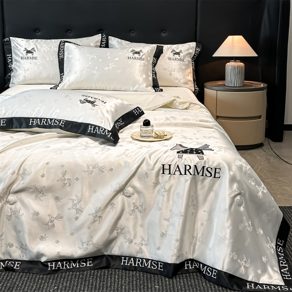 91家纺网 家纺一手货源 找家纺 笙意家纺 2026新款水洗冰丝刺绣宽边夏被-幸福加马系列 幸福加马 -奶昔白