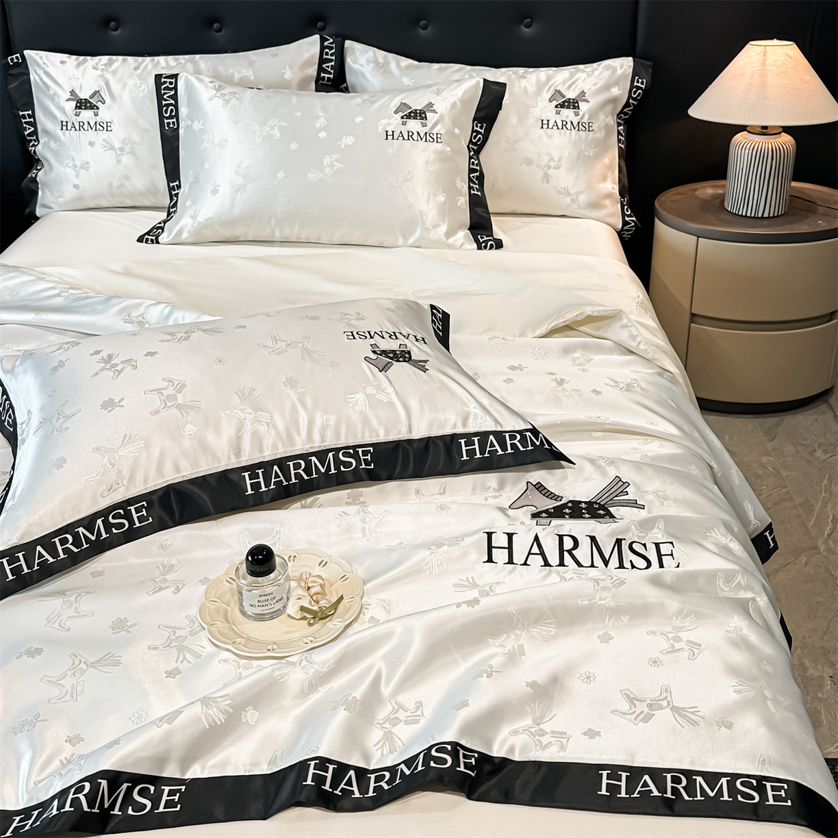 91家纺网 家纺一手货源 找家纺 笙意家纺 2026新款水洗冰丝刺绣宽边夏被-幸福加马系列 幸福加马 -奶昔白