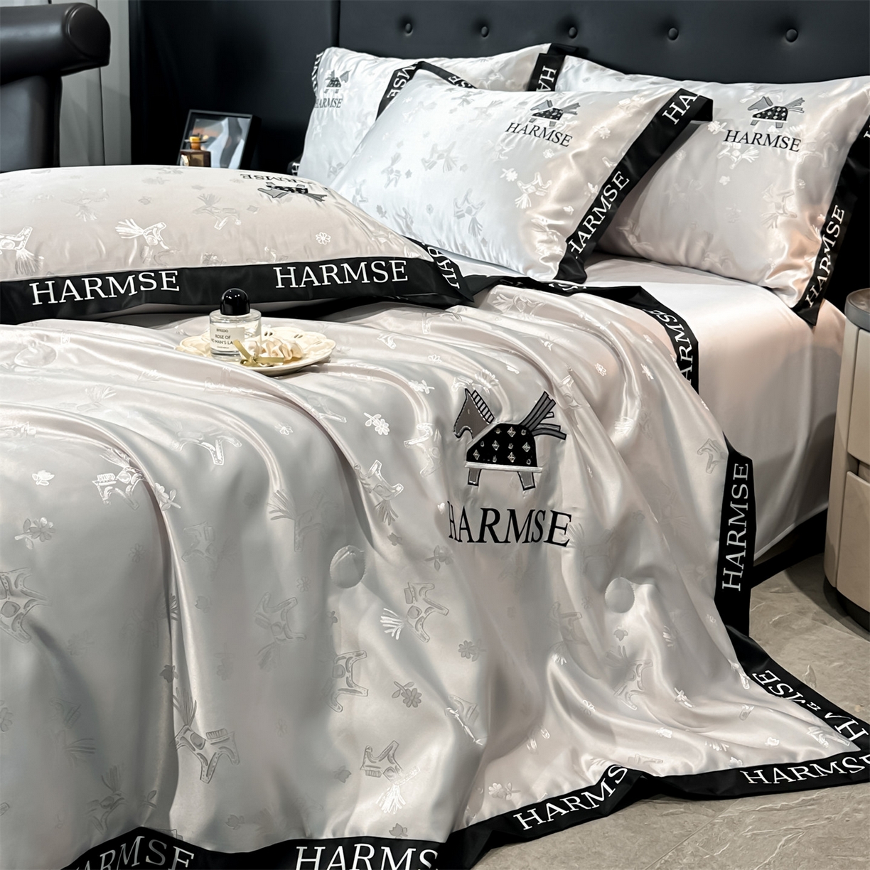 91家纺网 家纺一手货源 找家纺 笙意家纺 2026新款水洗冰丝刺绣宽边夏被-幸福加马系列 幸福加马-山灰