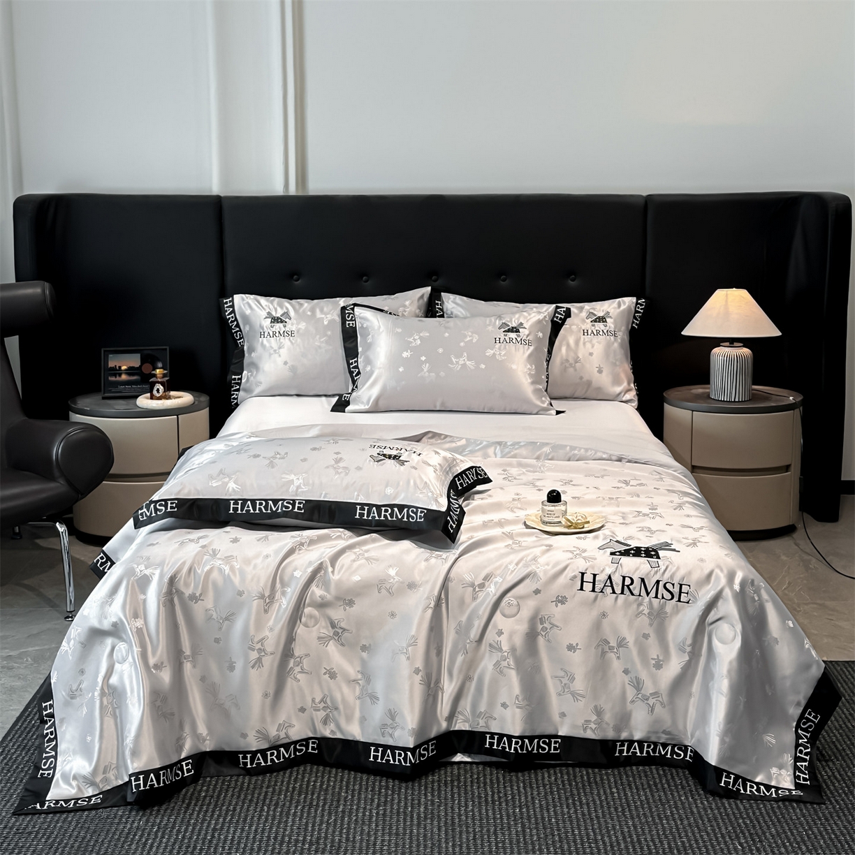 91家纺网 家纺一手货源 找家纺 笙意家纺 2026新款水洗冰丝刺绣宽边夏被-幸福加马系列 幸福加马-山灰