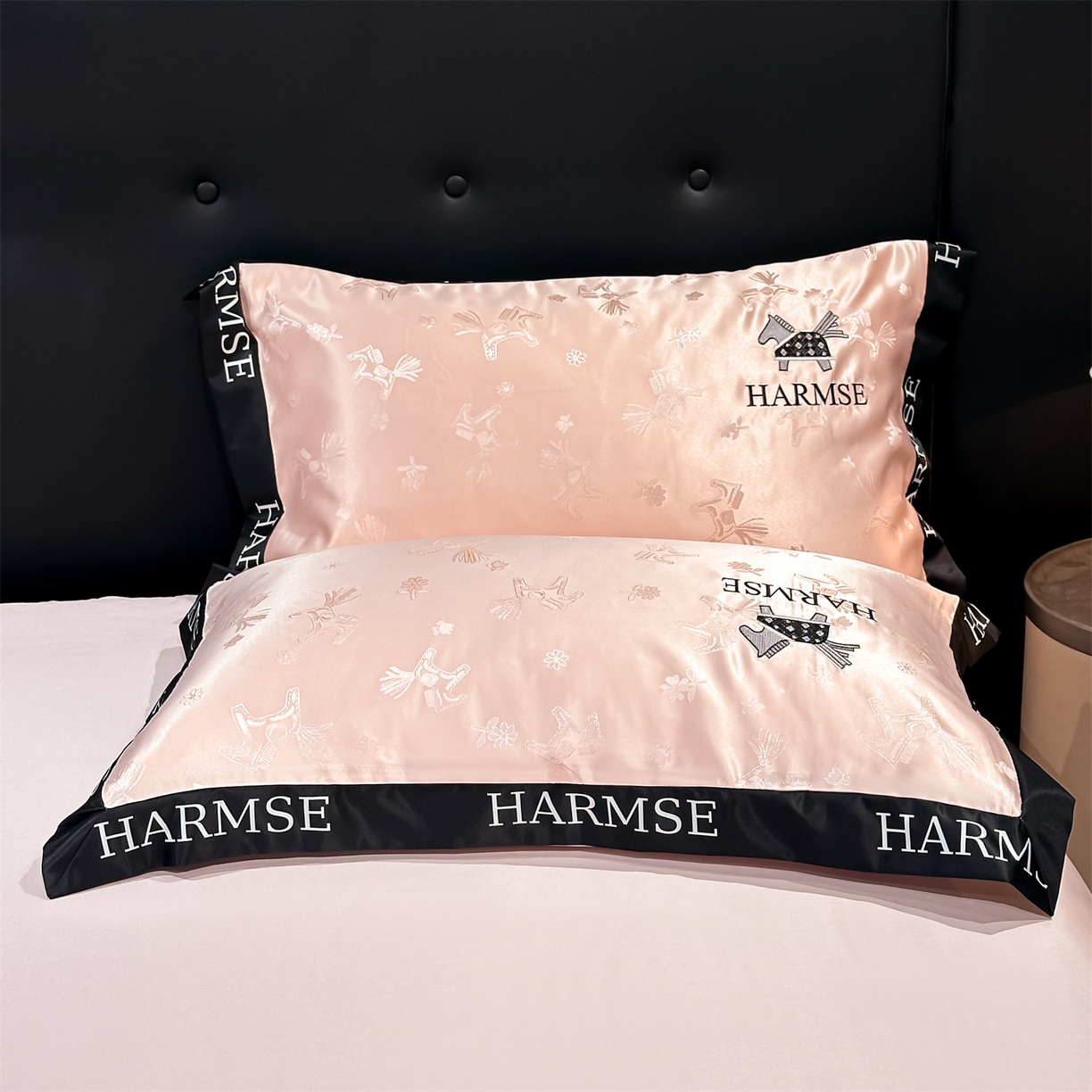 91家纺网 家纺一手货源 找家纺 笙意家纺 2026新款水洗冰丝刺绣宽边夏被-幸福加马系列 幸福加马-奶油粉