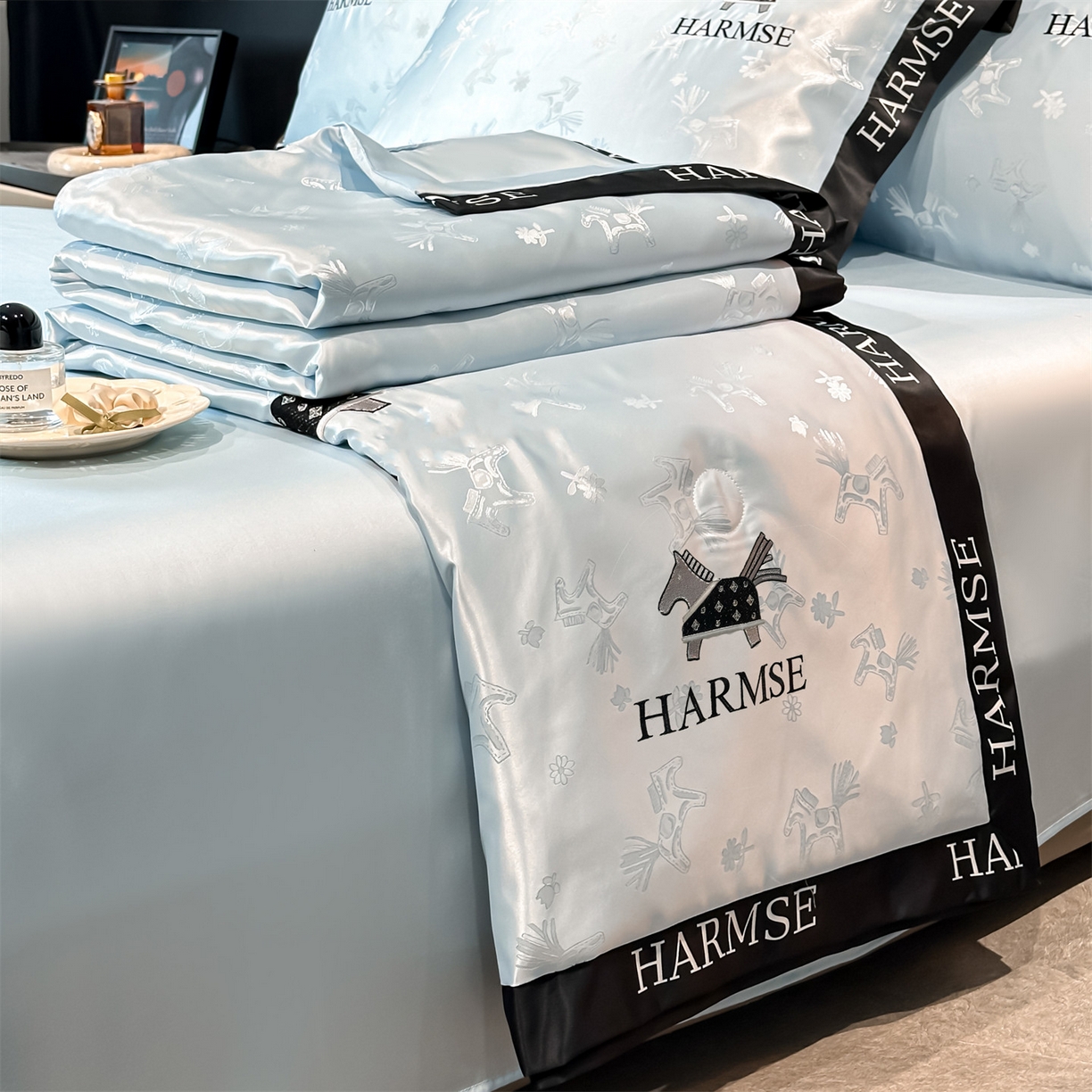 91家纺网 家纺一手货源 找家纺 笙意家纺 2026新款水洗冰丝刺绣宽边夏被-幸福加马系列 幸福加马-天空蓝