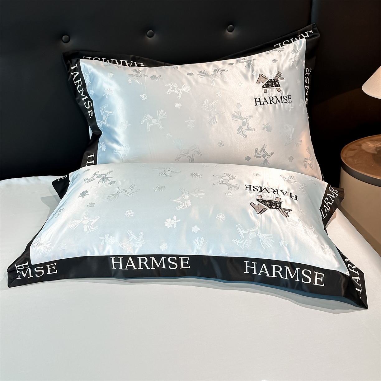 91家纺网 家纺一手货源 找家纺 笙意家纺 2026新款水洗冰丝刺绣宽边夏被-幸福加马系列 幸福加马-天空蓝