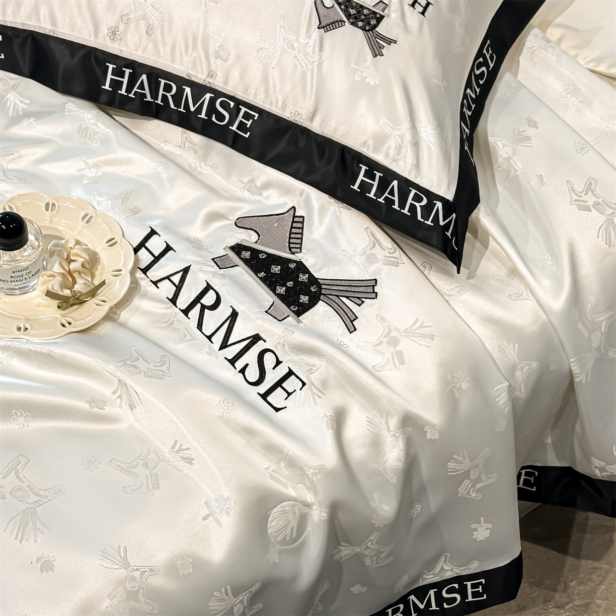 91家纺网 家纺一手货源 找家纺 笙意家纺 2026新款水洗冰丝刺绣宽边夏被-幸福加马系列 幸福加马 -奶昔白