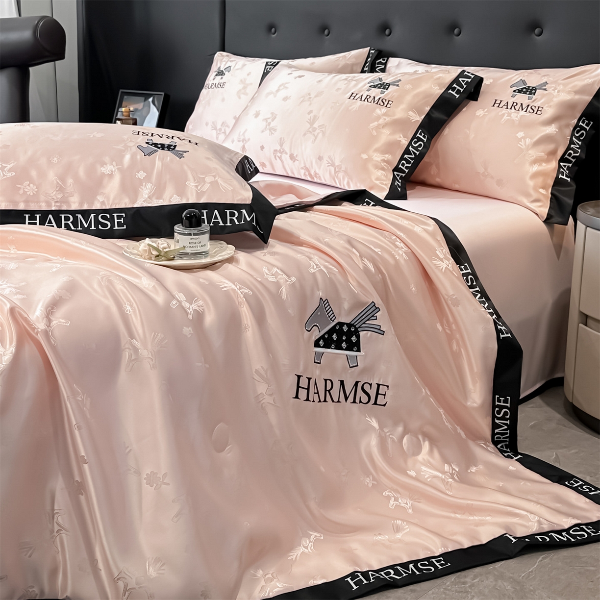 91家纺网 家纺一手货源 找家纺 笙意家纺 2026新款水洗冰丝刺绣宽边夏被-幸福加马系列 幸福加马-奶油粉