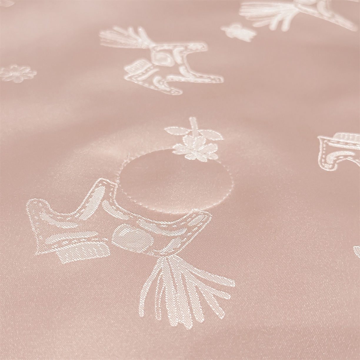 91家纺网 家纺一手货源 找家纺 笙意家纺 2026新款水洗冰丝刺绣宽边夏被-幸福加马系列 幸福加马-奶油粉