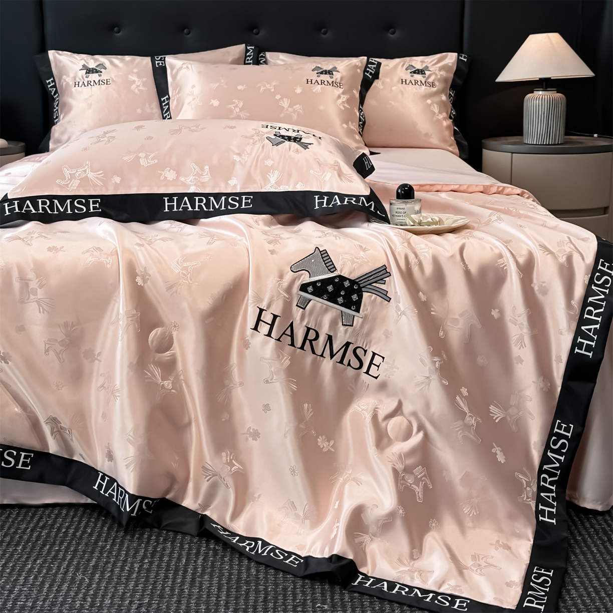 91家纺网 家纺一手货源 找家纺 笙意家纺 2026新款水洗冰丝刺绣宽边夏被-幸福加马系列 幸福加马-奶油粉