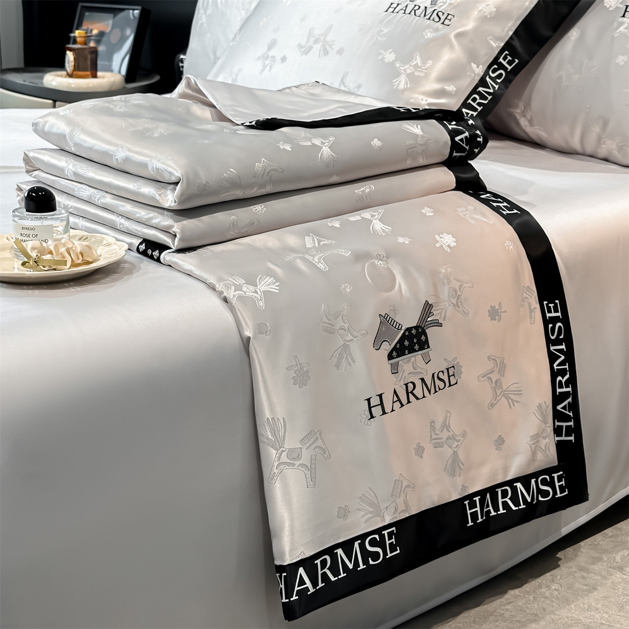 91家纺网 家纺一手货源 找家纺 笙意家纺 2026新款水洗冰丝刺绣宽边夏被-幸福加马系列 幸福加马-山灰