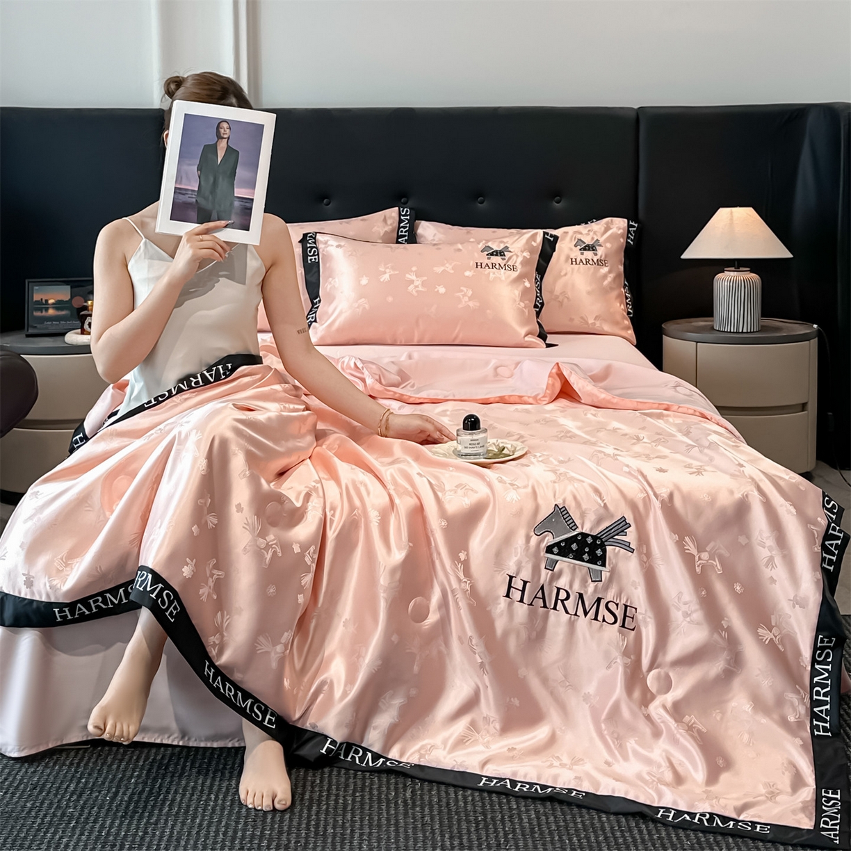 91家纺网 家纺一手货源 找家纺 笙意家纺 2026新款水洗冰丝刺绣宽边夏被-幸福加马系列 幸福加马-奶油粉