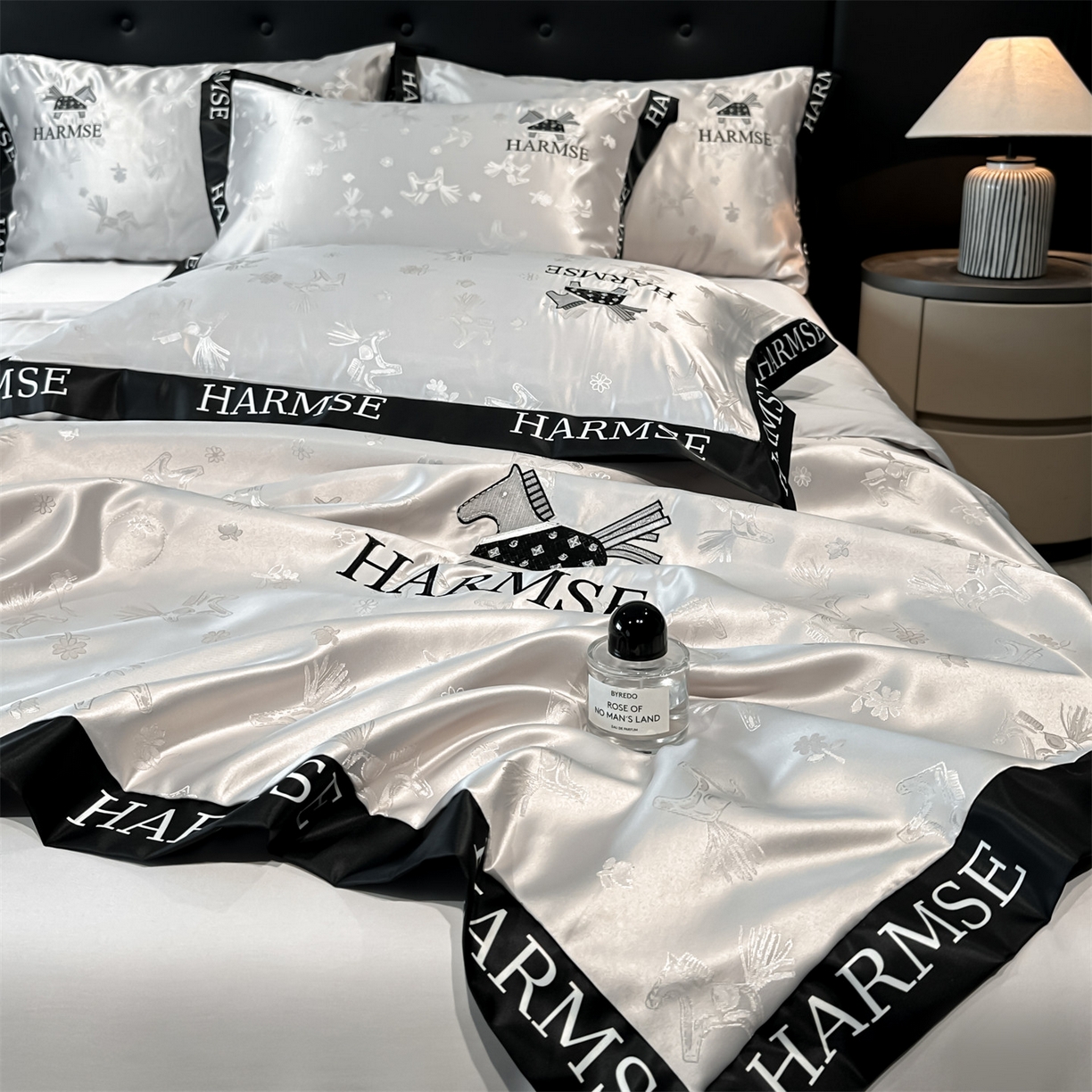 91家纺网 家纺一手货源 找家纺 笙意家纺 2026新款水洗冰丝刺绣宽边夏被-幸福加马系列 幸福加马-山灰