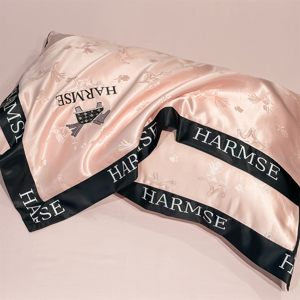 91家纺网 家纺一手货源 找家纺 笙意家纺 2026新款水洗冰丝刺绣宽边夏被-幸福加马系列 幸福加马-奶油粉