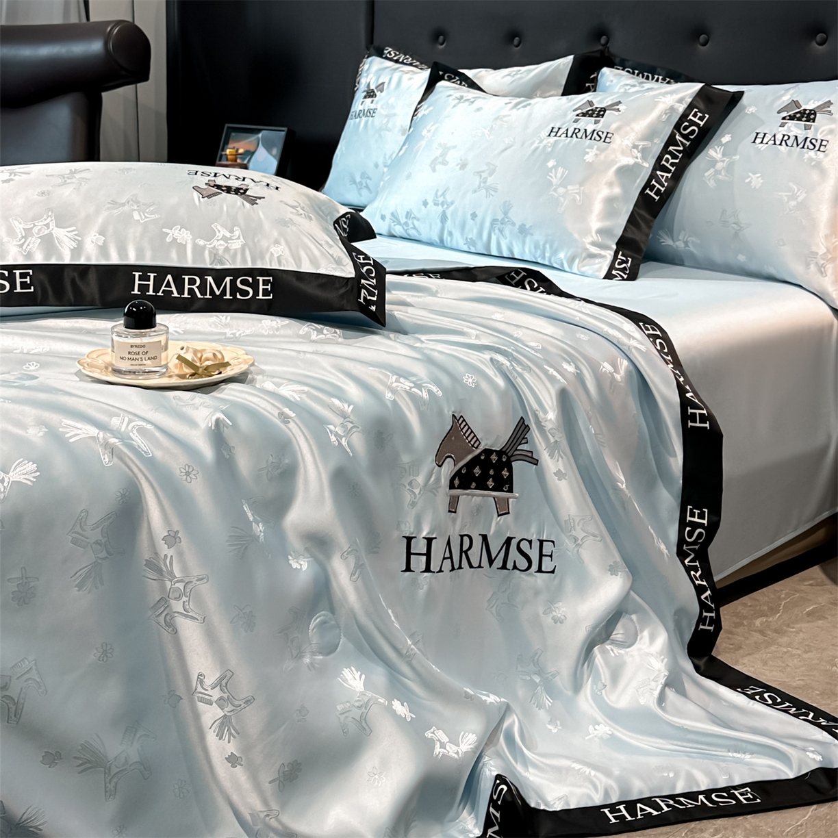 91家纺网 家纺一手货源 找家纺 笙意家纺 2026新款水洗冰丝刺绣宽边夏被-幸福加马系列 幸福加马-天空蓝