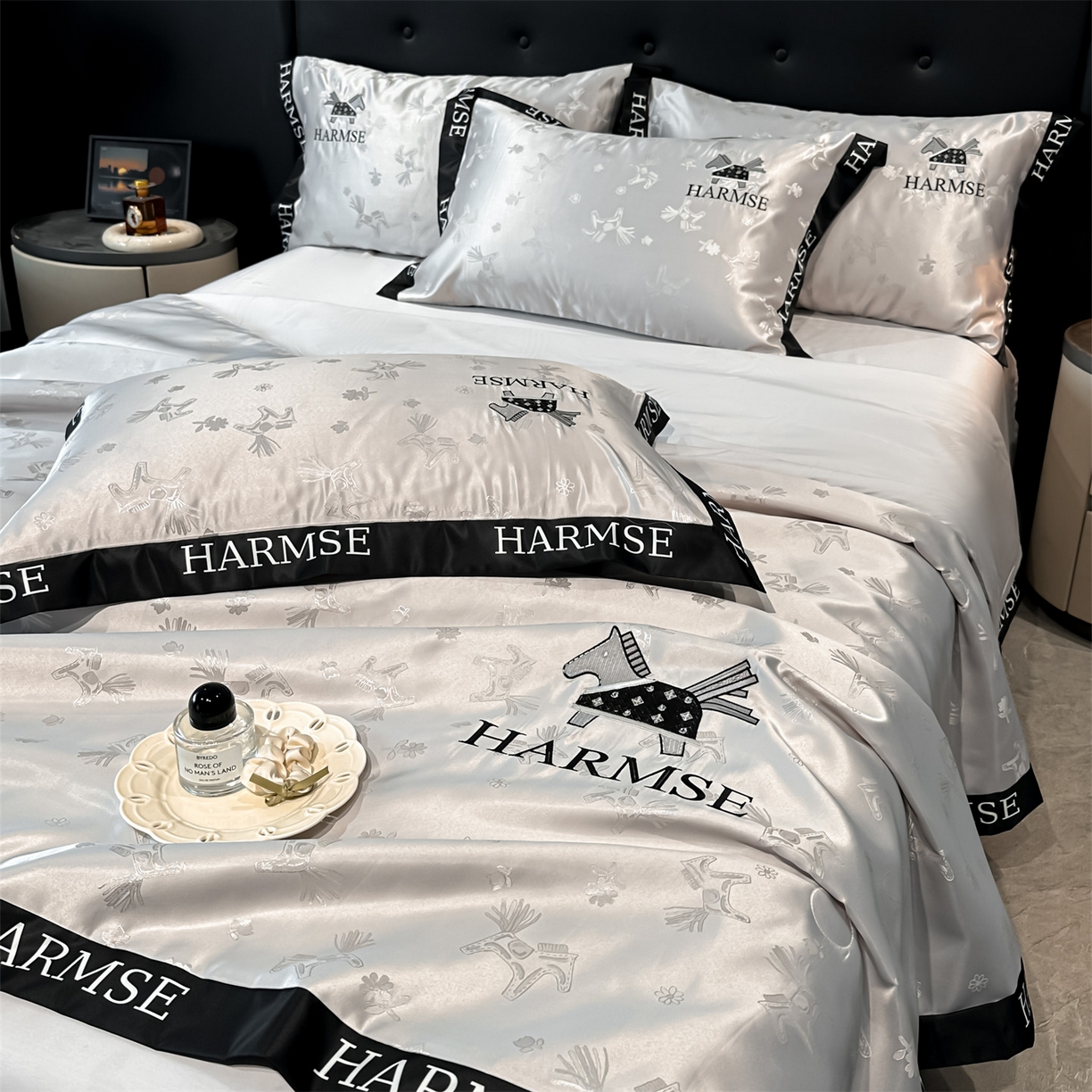 91家纺网 家纺一手货源 找家纺 笙意家纺 2026新款水洗冰丝刺绣宽边夏被-幸福加马系列 幸福加马-山灰