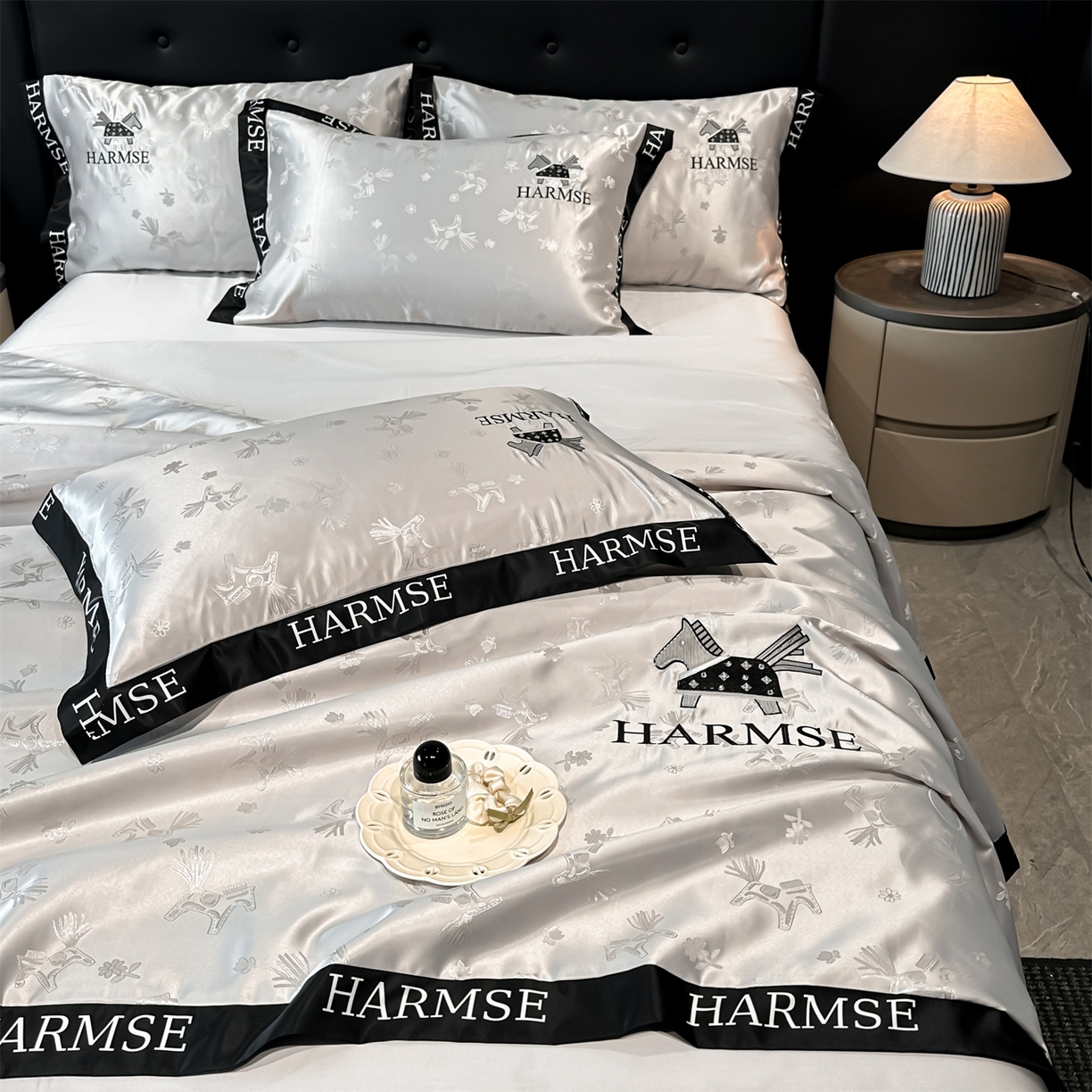 91家纺网 家纺一手货源 找家纺 笙意家纺 2026新款水洗冰丝刺绣宽边夏被-幸福加马系列 幸福加马-山灰