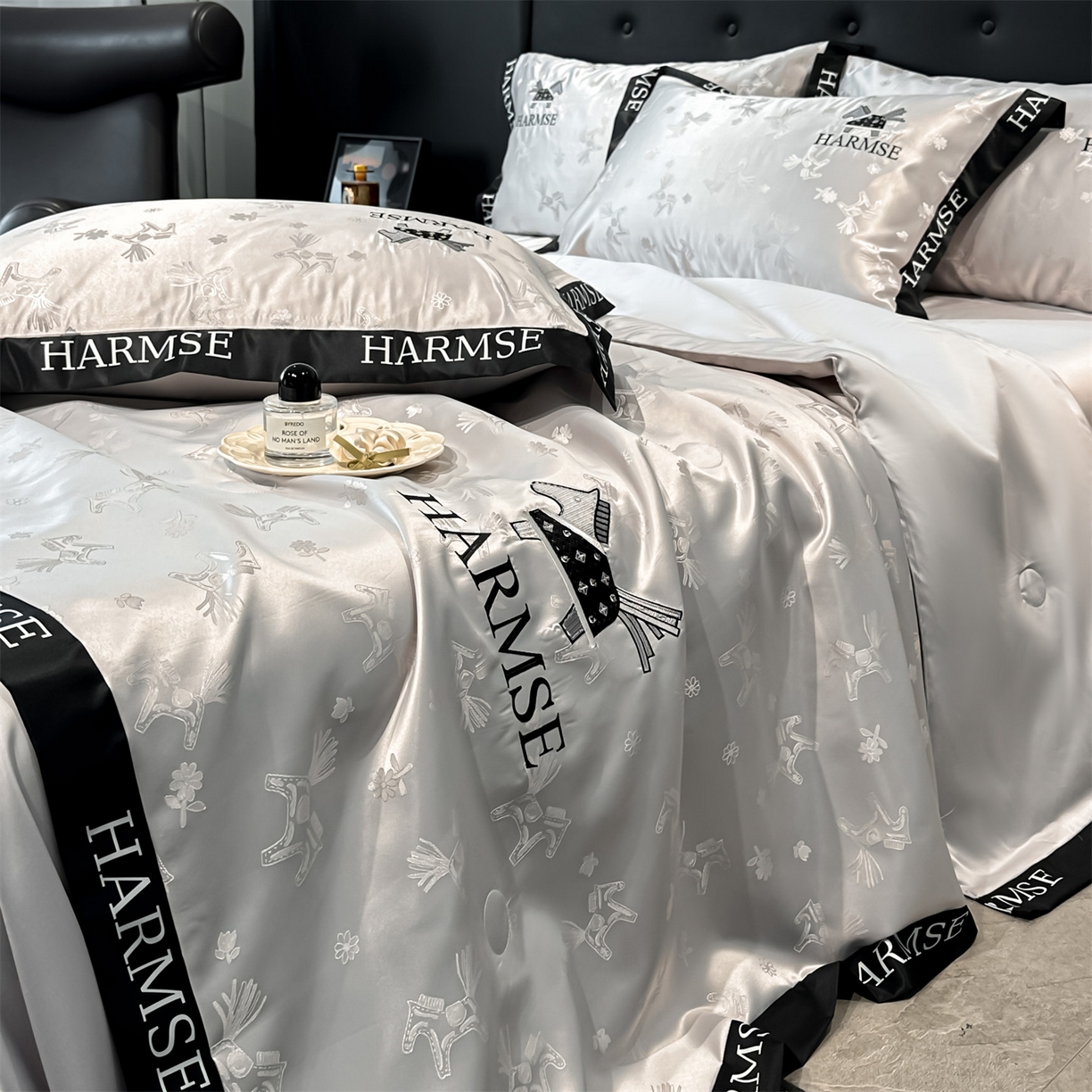 91家纺网 家纺一手货源 找家纺 笙意家纺 2026新款水洗冰丝刺绣宽边夏被-幸福加马系列 幸福加马-山灰