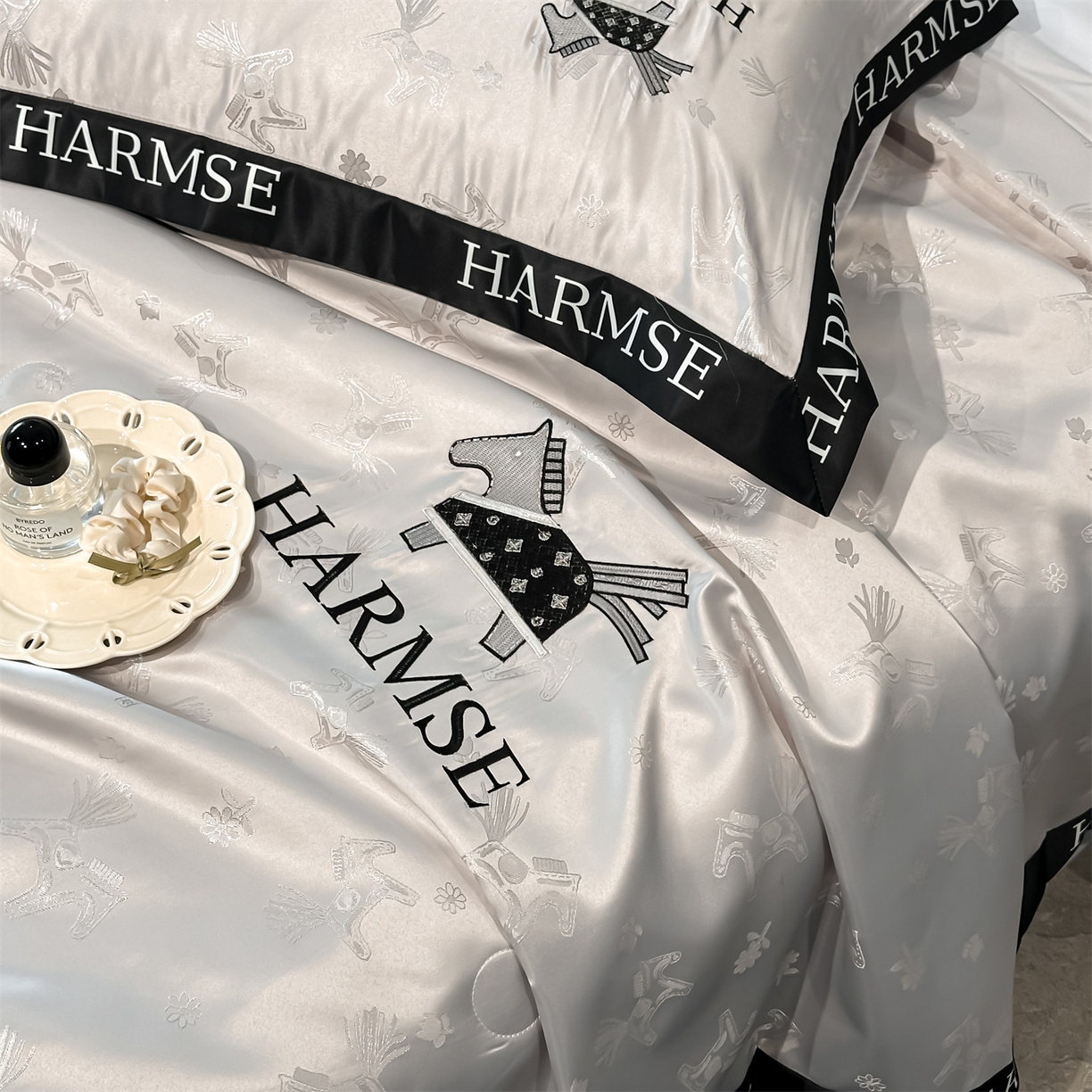 91家纺网 家纺一手货源 找家纺 笙意家纺 2026新款水洗冰丝刺绣宽边夏被-幸福加马系列 幸福加马-山灰